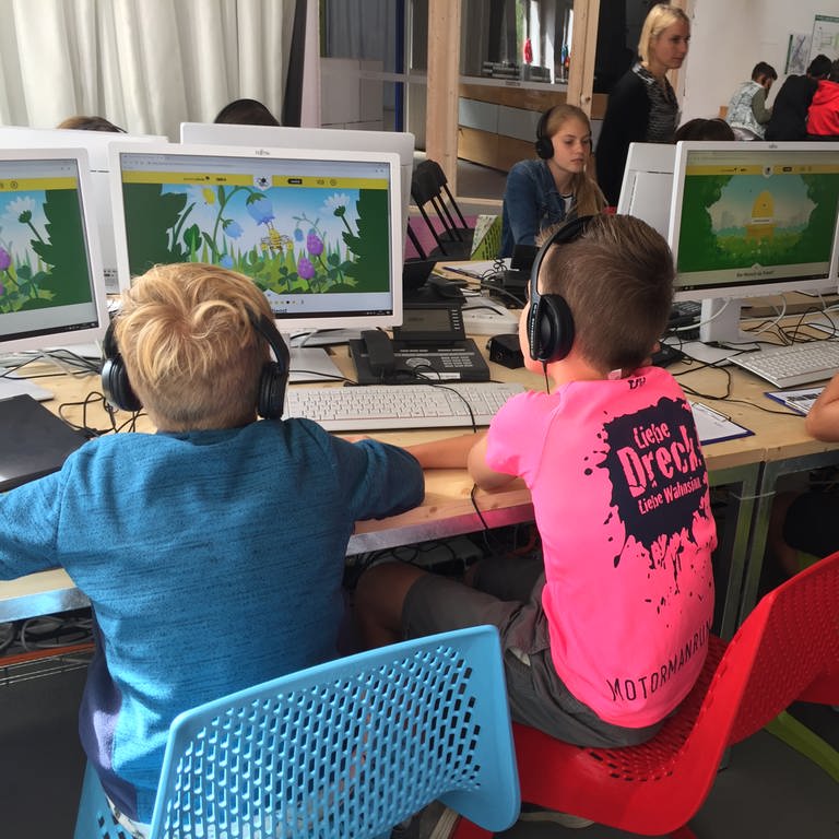 Kinder im Klassenzimmer vor Computern