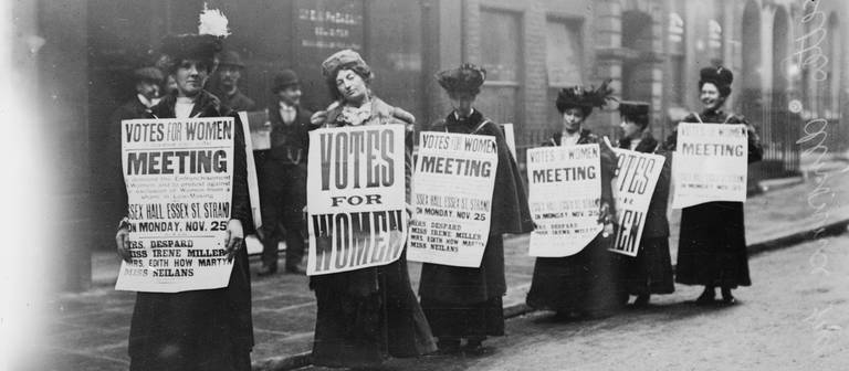 Frauenrechtlerinnen demonstrieren in London um 1910 für das Frauenwahlrecht.