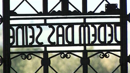 Bild des Eingangs eines Konzentrationslagers mit dem Spruch "Jedem das Seine"