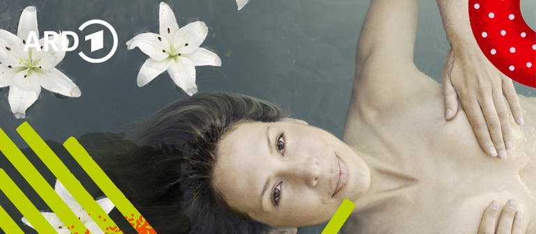 Eine Frau liegt ohne Kleidung entspannt im Wasser.
