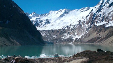 Randvolle Gletscherseen bedrohen viele Dörfer im Tal