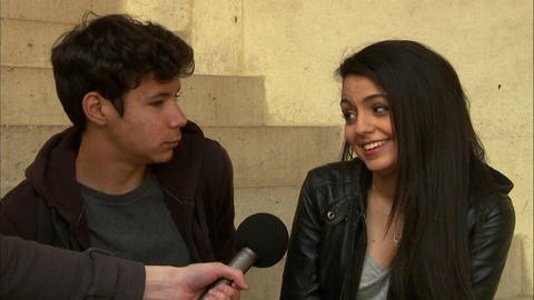 Zwei junge Menschen werden interviewt.