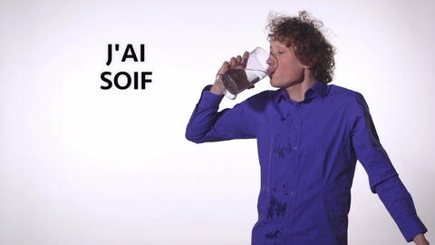 Ein junger Mann trinkt. Neben ihm steht der Ausdruck "J'ai soif".