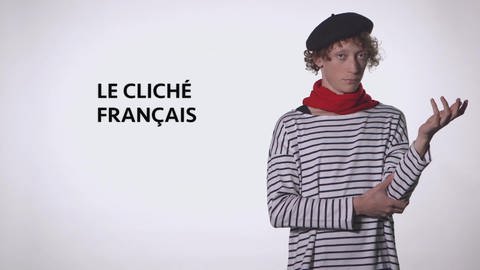 Ein junger Mann steht in schwarz-weißem Ringelpullover, rotem Halstuch und schwarzer Baskenmütze neben dem Schriftzug "Le cliché français". 
