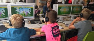 Kinder im Klassenzimmer vor Computern