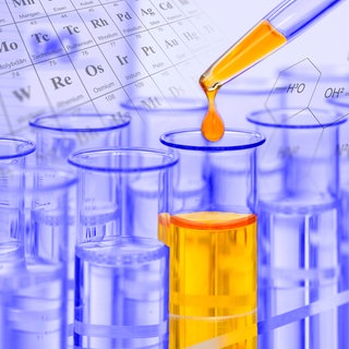  Ein Experiment im Chemielabor mit einer gelben Flüssigkeit in Reagenzgläsern