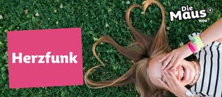 Herzfunk-Sendereihen-Bild: Mädchen liegt im Gras und hält sich die Augen zu, ihre Haare bilden Herzen