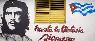 Graffiti von Che Guevara und Flagge von Kuba an einer Hauswand. Die Kuba-Krise war eine der größten internationalen Krisen. 