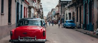 Eine Straße mit Auto auf Kuba: Die Kuba-Krise im Kalten Krieg führte die Welt 1962 an den Rand eines Atomkriegs.
