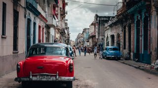 Eine Straße mit Auto auf Kuba: Die Kuba-Krise im Kalten Krieg führte die Welt 1962 an den Rand eines Atomkriegs.