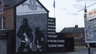 Symbole des Nordirland-Konflikts: Bild von Kriegern an einer Hauswand in Ost-Belfast wirbt für die protestantische Ulster Volunteer Force (UFV)