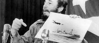 Internationale Krisen: Fidel Castro deutet während der Kuba-Krise bei einem Fernsehauftritt auf ein Foto. 