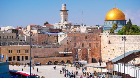 Zentrale Ansicht Jerusalem: Platz  mit Klagemauer; im Hintergrund Tempelberg und Felsendom