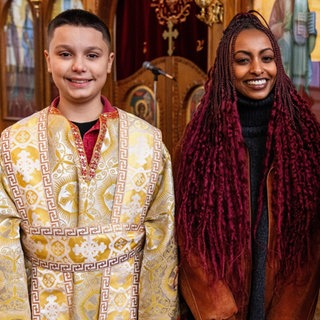 Luam steht zwischen Georgios (links) und Dimitrios (rechts) vor einer griechisch-orthodoxen Ikonostase. Die beiden Jungen tragen Altardiener-Gewänder.