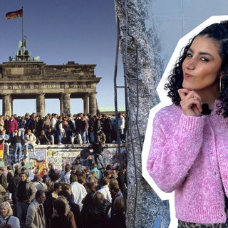 Reporterin Tessniem vor dem Foto vom Mauerfall am Brandenburger Tor