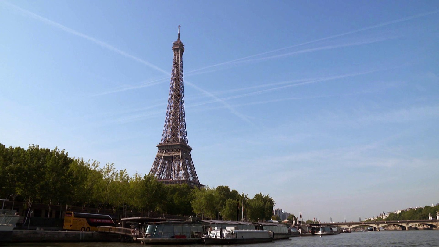 Blick auf den Eifelturm von der Seine.