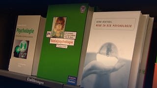 Bücher im Regal - Einführungen in die Psychologie