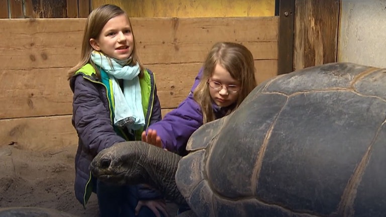 Schau in meine Welt: Malia wohnt mit ihren Eltern im Zoo und darf bei den Tieren helfen.