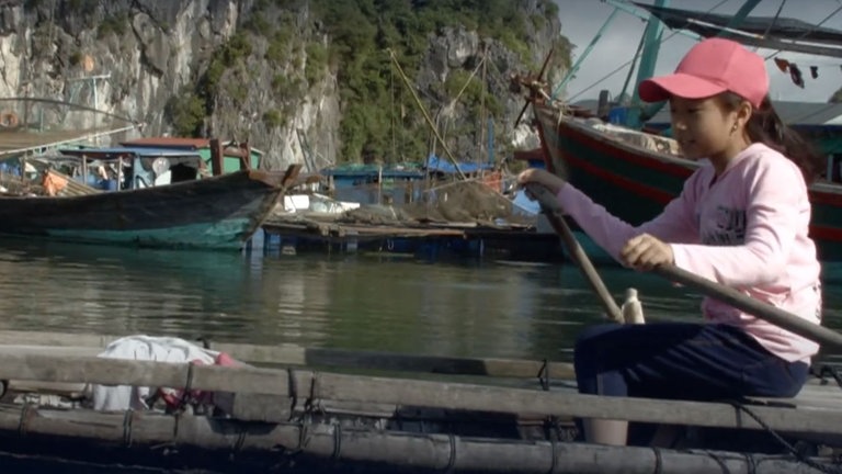 Schau in meine Welt: Vi will Schwimmen lernen, denn sie liebt in einem Dorf auf dem Wasser.