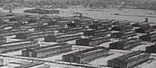 schwarz weiß Bild von Lagerbaracken im Konzentrationslager