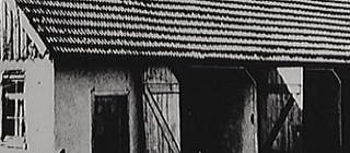 Schwarz-weiß Bild einer Scheune.