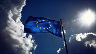 Europaflagge vor Himmel mit Sonne und Wolken. Quelle: WDR  picture alliance