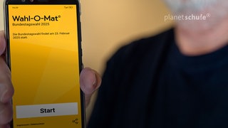 Person hält ein Smartphone mit Wahl-o-Mat-Bild.