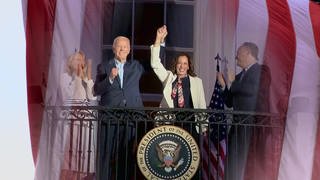 Kamala Harris und Joe Biden halten de Hände hoch und jubeln in die Menge