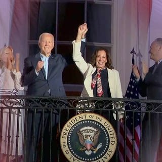 Kamala Harris und Joe Biden halten de Hände hoch und jubeln in die Menge