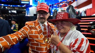 Sharon Anderson macht mit einem Delegierten der republikanischen Partei ein Selfie