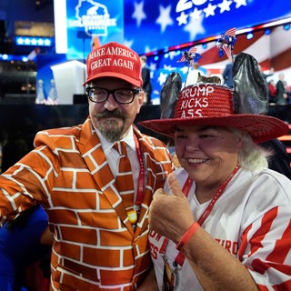 Sharon Anderson macht mit einem Delegierten der republikanischen Partei ein Selfie