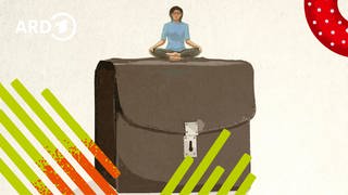 Eine Person sitzt im Yogasitz ganz entspannt auf ihrer übergroßen Aktentasche