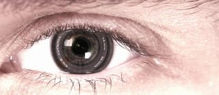 Auge mit einer Kameralinse im Auge