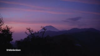 Indonesische Landschaft mit Vulkan bei Sonnenaufgang