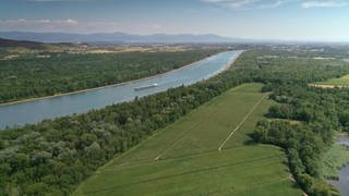 Blick von oben auf einen begradigten Fluss