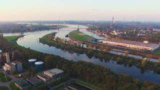 Blick von oben auf die Ruhr und Industrieanlagen und Brücke