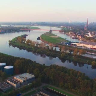 Blick von oben auf die Ruhr und Industrieanlagen und Brücke