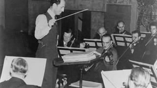 Der Komponist George Gershwin bei einer Orchesterprobe.