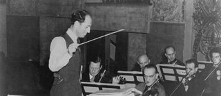 Der Komponist George Gershwin bei einer Orchesterprobe.