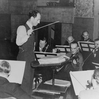 Der Komponist George Gershwin bei einer Orchesterprobe.