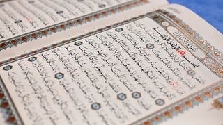 Aufgeschlagener Koran mit arabischer Schrift