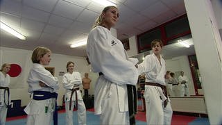 Eine Karatemeisterin und Schülerinnen