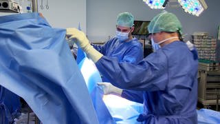 Die Vorbereitung der Organentnahme bei einem hirntoten Patienten, der entschieden hatte, nach seinem Tod Organspender zu werden