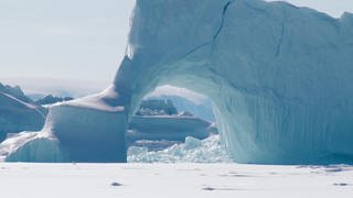 Besuch im Inuit-Dorf: Das Meereseis ist schon brüchig