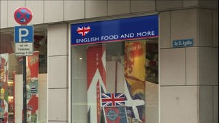 Ein britischer Lebensmittelladen. Auf dem Fenster steht "English food and more".