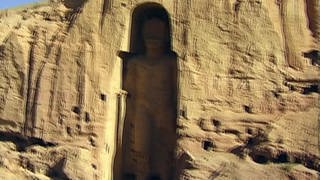 Riesige Buddhastatue in einer Felswand im Tal von Bamiyan