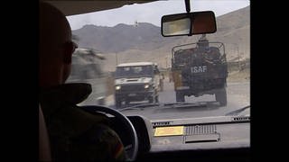 Blick aus Auto auf vorausfahrenden Militärjeep der ISAF