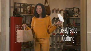 Eine Frau steht mit einer Einkaufstüte und einem Kassenzettel in der Hand im Eingang eines Schuhgeschäfts. Neben ihr der Schriftzug "ticketrecibo, Quittung".