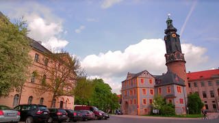 Eine Kirche und Häuser in Weimar.