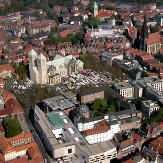 Luftbild von Münster mit Häuserzeilen, Dom und Lambertikirche